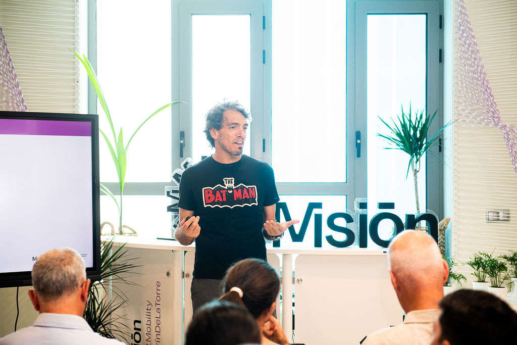 Imagen de Emilio Solís hablando al público en un centro de Misión