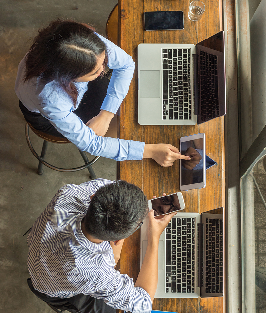Vista angulo alto hombre y mujer
