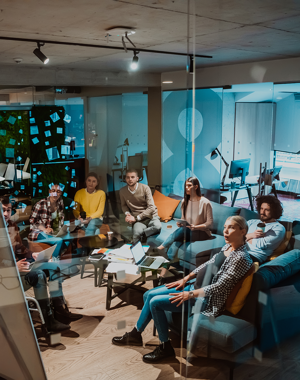 Imagen en una reunión con varias personas mirando a una pizarra blanca