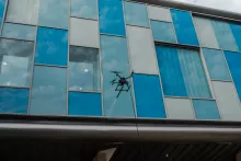 Dron limpia fachadas