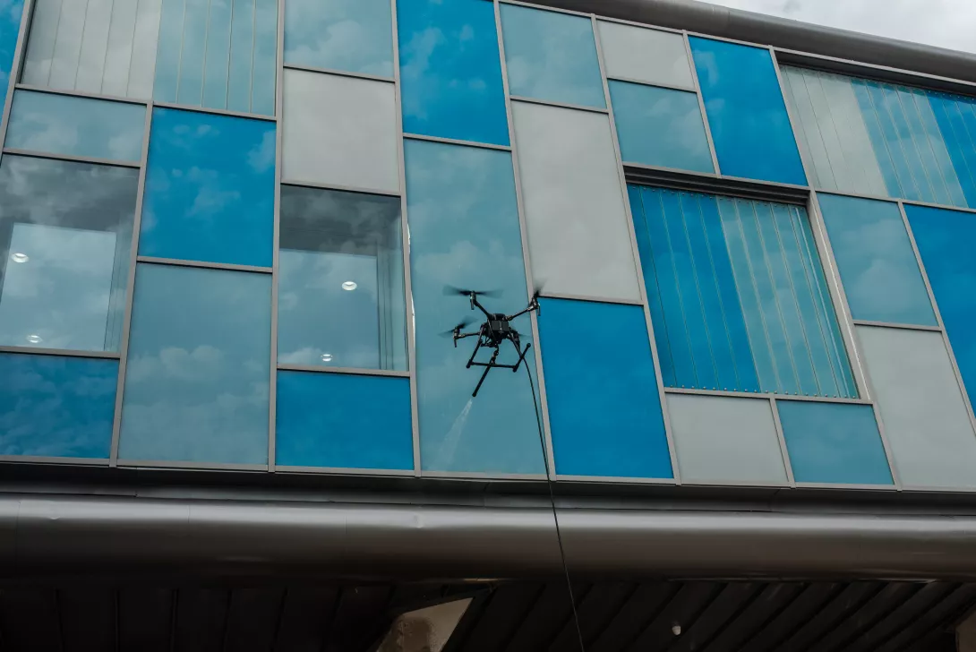 Dron limpia fachadas